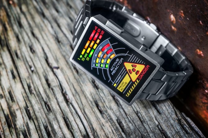 kisai_radioactive_watch_concept_to_reality_leds_on